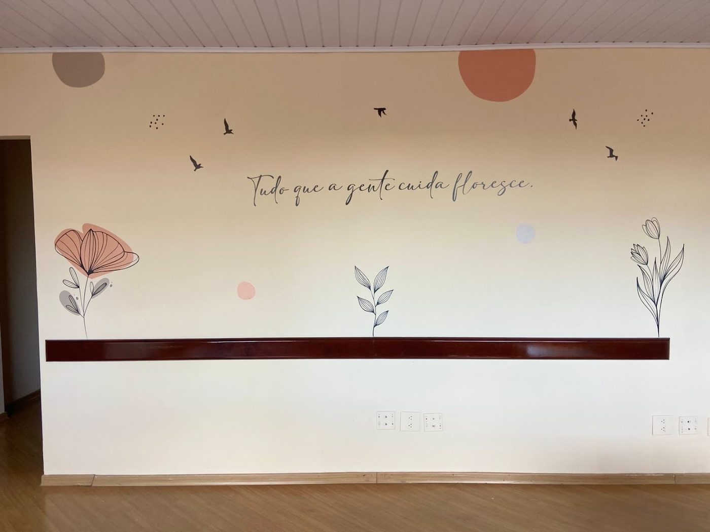 Mural do consultório: tudo que a gente cuida floresce